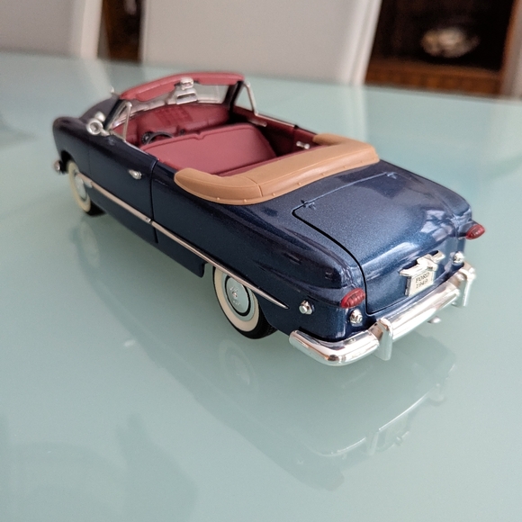 Mira Solido 1949 Ford Convertible Scale 1/18 Die Cast Model Car - Blue - Picture 6 of 12